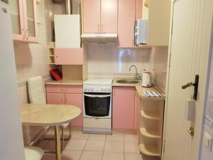 尤尔马拉奈瑟旅馆的一个带粉红色橱柜和水槽的小厨房