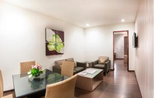 钦奈The Lotus Apartment Hotel, Venkatraman Street的一间设有桌椅的等候室