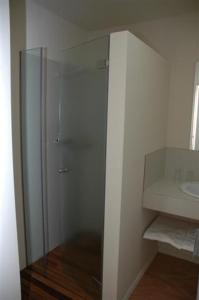 Maia de Montcal福斯塔纳酒店的带淋浴和盥洗盆的浴室
