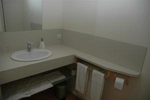 Maia de Montcal福斯塔纳酒店的浴室配有盥洗盆、镜子和毛巾