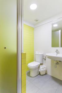 塞维利亚塞维利亚艾尔博古因图州文酒店的一间带卫生间和水槽的浴室