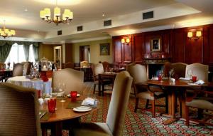 东基尔布赖德麦克唐纳德克鲁特兰别墅酒店的餐厅内带桌椅的用餐室