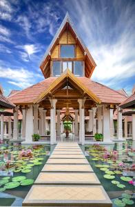 查龙Suuko Wellness & Spa Resort的水中装有百合垫的建筑物