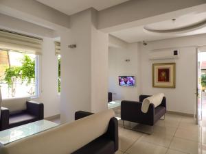 阿拉尼亚克列奥帕特拉酒店的带沙发和桌子的客厅