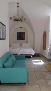 耶路撒冷Legatia的客厅配有沙发和1张床
