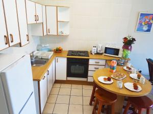 马盖特Dumela Margate Flat No 2的小厨房配有小桌子和水槽
