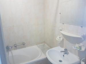 斯法克斯Hotel El Layeli的一间带水槽、卫生间和镜子的浴室