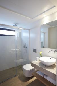 贝尼多姆Don Cesar Boutique Apartments的浴室配有卫生间、盥洗盆和淋浴。