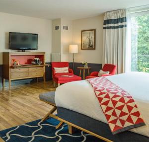 波特兰波特兰港大酒店 的配有一张床和一台平面电视的酒店客房