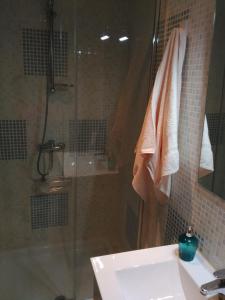 Zamora Apartments的一间浴室