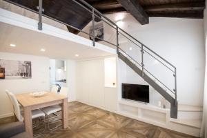 米兰Luxury Apartment Milano Centro的客厅设有餐桌和楼梯。