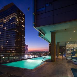 洛杉矶Luxurious Highrise 2b 2b Apartment Heart Of Downtown LA的夜间在建筑物屋顶上的游泳池