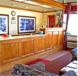 温尼马卡温尼马卡假日汽车旅馆 的客厅配有木制橱柜和电视。