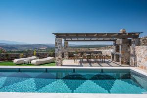AnópolisGregory Luxury Villa Cretevasion的一个带凉亭和桌椅的游泳池