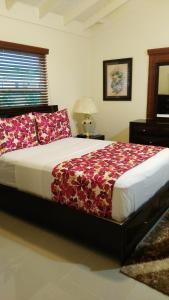 欧丘里欧Relax Villa的一间卧室配有一张带红色枕头的大床