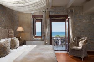 卡拉沃斯塔西翁波尔图精品酒店的一间卧室配有一张床,享有海景