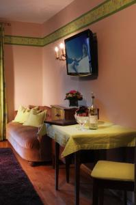圣安东阿尔贝格Chalet Brunnenhof的客厅配有沙发和墙上的电视