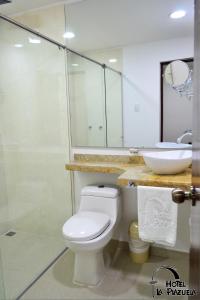 波帕扬Hotel La Plazuela的浴室配有白色卫生间和盥洗盆。