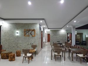 吉利特拉旺安松树别墅酒店的一间带桌椅的餐厅以及砖墙