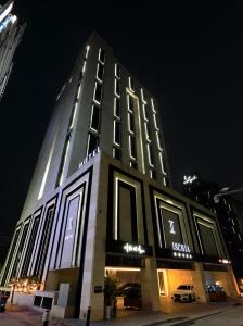 龙仁市伊斯基亚酒店的一座高大的建筑,晚上有灯
