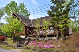 嬬恋村乌鲁贝村出租山林小屋的小屋前方有鲜花