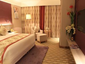 高邮汇富金陵大饭店的配有一张床和一把椅子的酒店客房