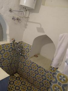 MaheshwarLabboo'z Café and Lodge的一间带卫生间的浴室,铺有瓷砖地板。