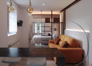 SotoEl Montero的客厅配有沙发和1张床