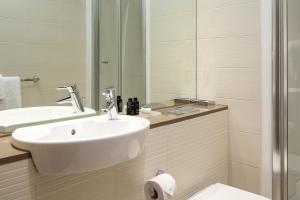 利兹利兹市罗姆兹酒店的一间带水槽、卫生间和镜子的浴室
