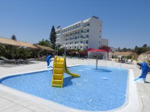 阿依纳帕科孚岛酒店的一个带水滑梯的游泳池
