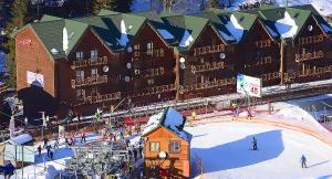 布克维吉马斯诺滑雪温泉公寓酒店的雪地里有滑雪场的建筑