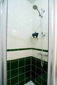 沃罗涅什奥哈拉酒店的浴室设有黑色和白色瓷砖和淋浴。