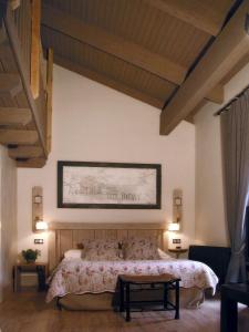卡斯特洪德索斯广场酒店的一间卧室配有一张大床和床罩