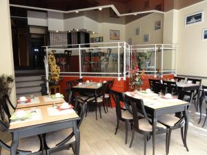 沙托鲁博伊查特斯涛特尔酒店的餐厅内带桌椅的用餐室