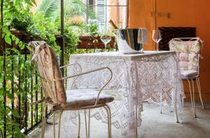 维罗纳Casa Borsari Suite的一张桌子,上面有两把椅子和一个花瓶