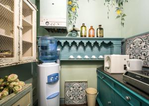 维罗纳Casa Borsari Suite的厨房配有搅拌机,位于柜台上