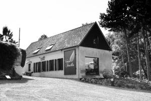Saint-SauveurVertes Feuilles的建筑物的黑白照片