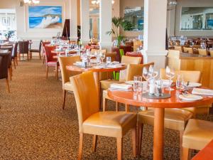 浦耳沙洲酒店的用餐室配有木桌和椅子
