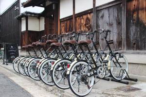 在奈良町春天家旅馆内部或周边骑自行车