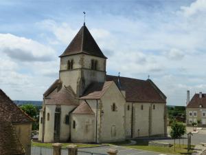 Cercy-la-TourChez Casimir的街上一座有塔的古老教堂