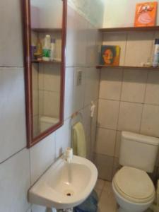 萨尔瓦多Apartamento Santo Antonio vista da bahia的一间带卫生间、水槽和镜子的浴室