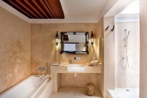 本苏达摩洛哥传统庭院住宅的一间浴室