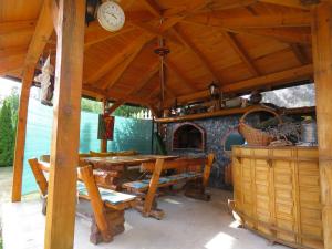 库伦瓦库夫Villa Artemida的木亭子,配有桌子和壁炉