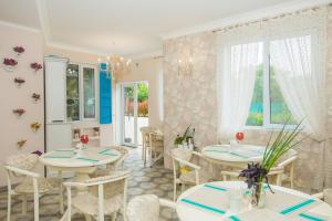 哈尔科夫利里维迷你酒店的一间带2张桌子和椅子的用餐室