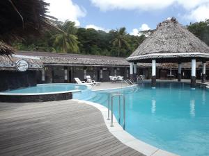Manase史蒂文森马纳塞酒店的茅草屋顶的度假游泳池