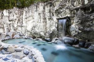 求礼郡K智异山家庭旅馆的岩石壁上瀑布的水池