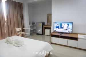 拉差汶里幸福之家酒店的配有一张床和一台平面电视的酒店客房