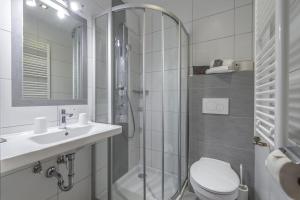弗拉绍Pension Haus am Dorfplatz的浴室配有卫生间、盥洗盆和淋浴。