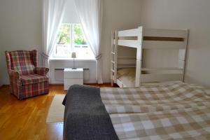 罗威萨鲍姆加特纳别墅的一间卧室配有双层床和椅子