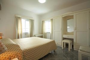 蒙舒瓦西Residence Capri的一间卧室配有一张床和镜子